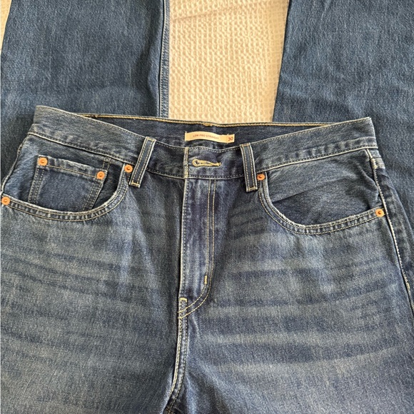 Levi’s Woman’s Low Pro Jeans - Picture 1 of 7